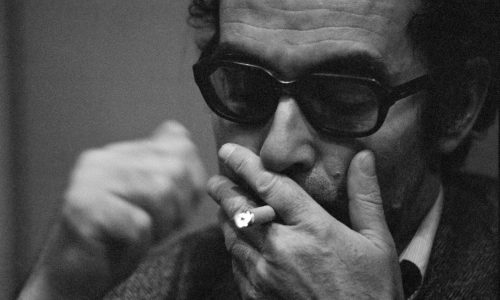 Jean-Luc Godard allumant sa cigarette à Paris, France, en octobre 1980. (Photo by Gilbert UZAN/Gamma-Rapho via Getty Images)